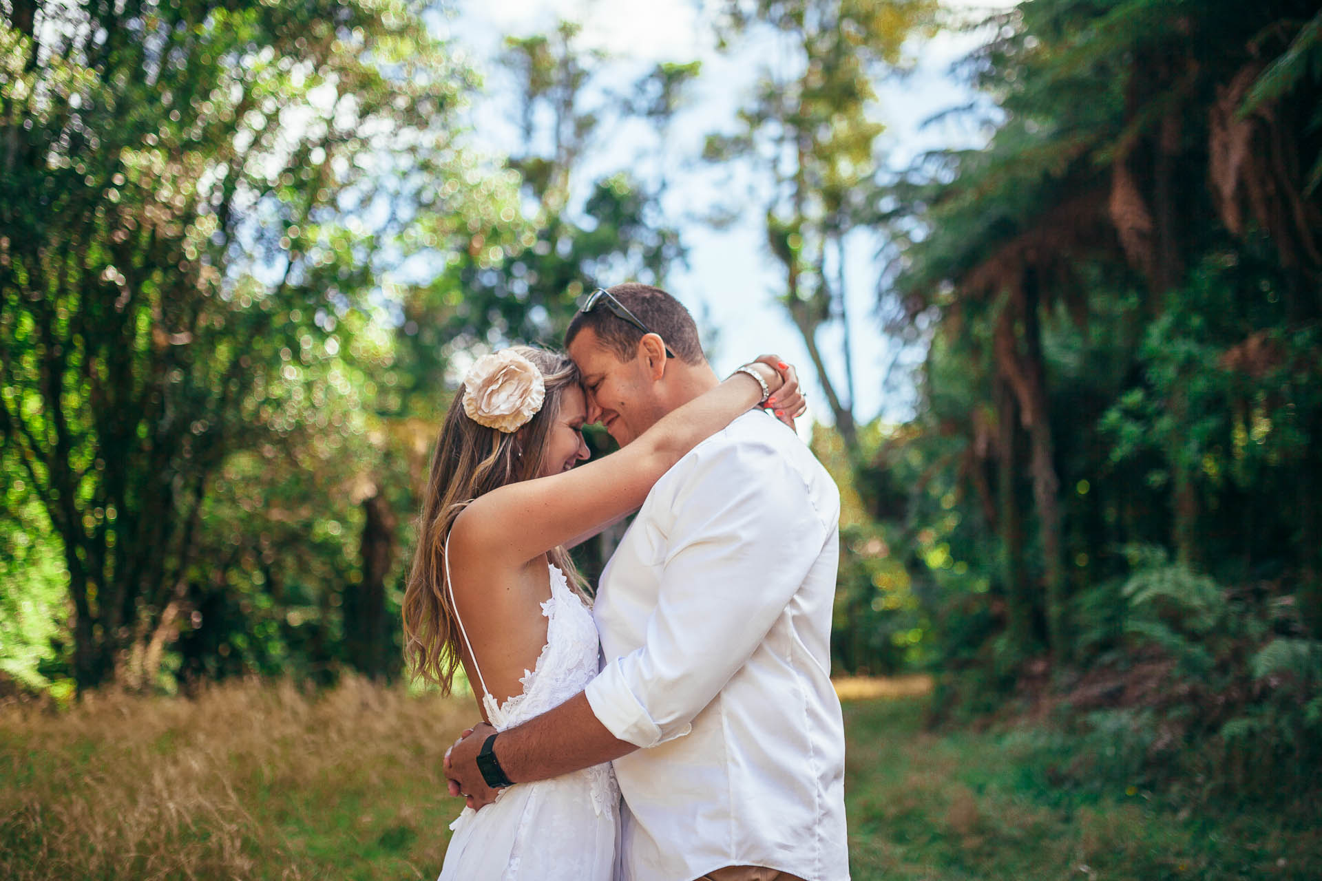 Rotorua-wedding-photographers-forest-couple-kissing