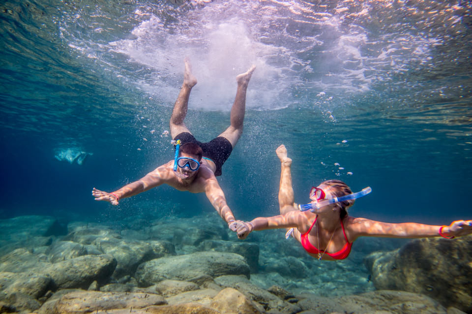 The-official-photographers-greece-couple-diving-underwater