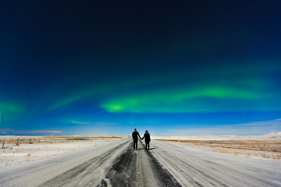 The-official-photographers-Shannon-Aaron-Iceland-Northern-lights-aurora-holding hands