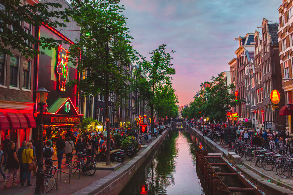 The-official-photographers-Amsterdam-red-light-district-night 